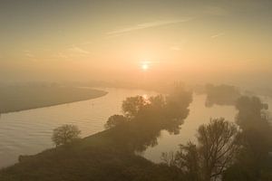 Sonnenaufgang über dem Fluss IJssel an einem schönen Herbstmorgen