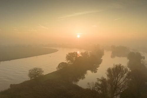 Zonsopgang over de IJssel tijdens een mooie herfstochtend