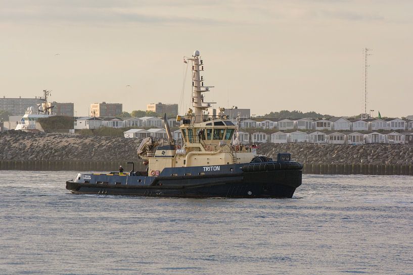 Tugboat ready for action at IJmuiden beach by scheepskijkerhavenfotografie