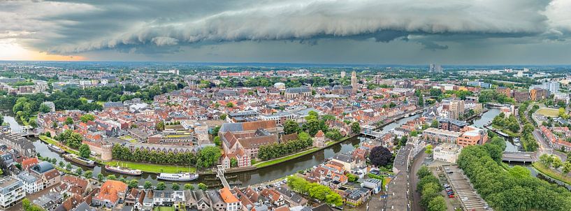 Stormwolken boven Zwolle tijdens een zomerse onweersbui van Sjoerd van der Wal Fotografie