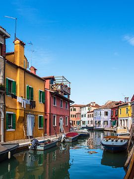 Bunte Gebäude auf der Insel Burano bei Venedig, Italien von Rico Ködder