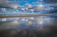 Mooie stranddag met wolken