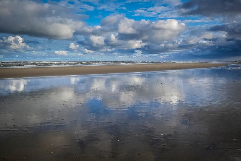 Mooie stranddag met wolken van Peet Romijn