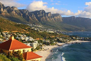 Tafelberg aan zee in Kaapstad, Zuid-Afrika van Thomas Zacharias