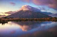 Nieuw-Zeeland Mount Taranaki met reflectie van Jean Claude Castor thumbnail