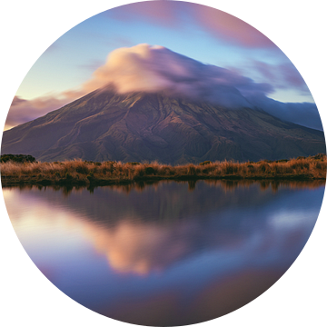 Nieuw-Zeeland Mount Taranaki met reflectie van Jean Claude Castor