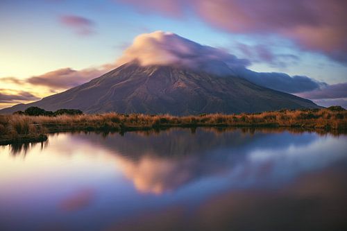 Nieuw-Zeeland Mount Taranaki met reflectie