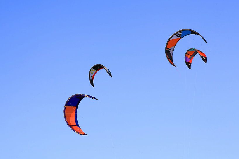 kites  in de lucht by Martin Hulsman
