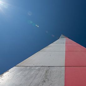 Tour radar en béton gris et rouge sur Lucia Leemans