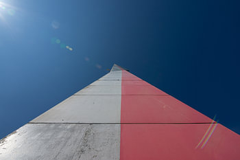 Radar toren in grijs en rood beton
