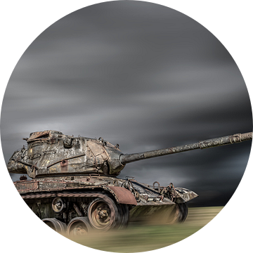 Oude tank op een veld