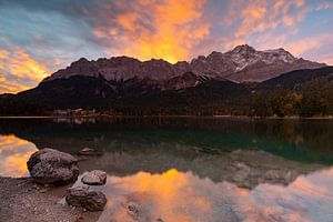 Morgenrot am Eibsee mit Zugspitze