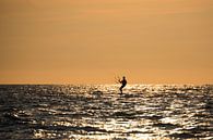 Kitesurfer bij zonsondergang van Michel Sjollema thumbnail