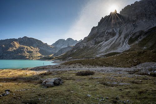 Ochtendsfeer aan de turqoise Lünersee in Vorarlberg (Oostenrijk)