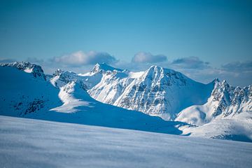Winterlandschaft und Berge  bei Tromso von Leo Schindzielorz