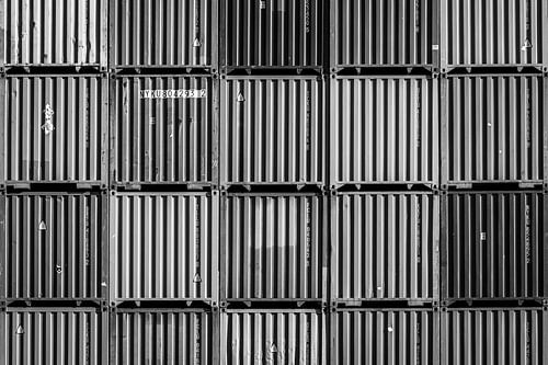 Conteneurs empilés à Rotterdam. Noir et blanc sur MAB Photgraphy