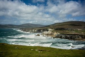 De kliffen van  Achill Island, Ierland van Bo Scheeringa Photography