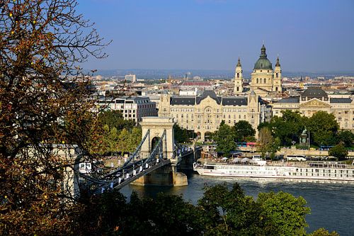 De Széchenyi Kettingbrug die naar de overkant leidt