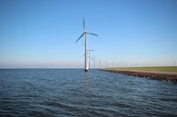 Windmolenpark langs de dijk van het IJsselmeer bij Lelystad van André Muller thumbnail