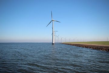 Windmolenpark langs de dijk van het IJsselmeer bij Lelystad von André Muller