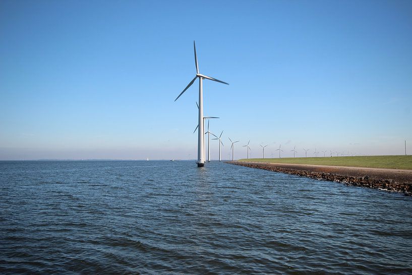 Windmolenpark langs de dijk van het IJsselmeer bij Lelystad van André Muller
