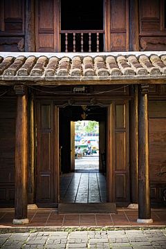 An open door on Vietnamese life by Frank Photos