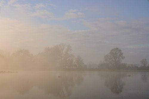 Mistige IJssel vanuit de lucht tijdens de herfst