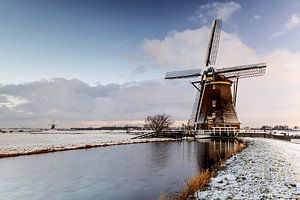 Molen Aarlanderveen in een besneeuwd landschap sur Remco Bosshard