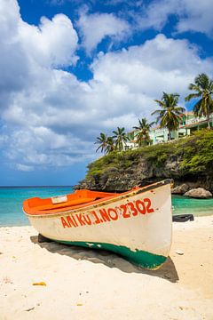 Vissersboot op Playa Lagun, Curacçao van marloes voogsgeerd