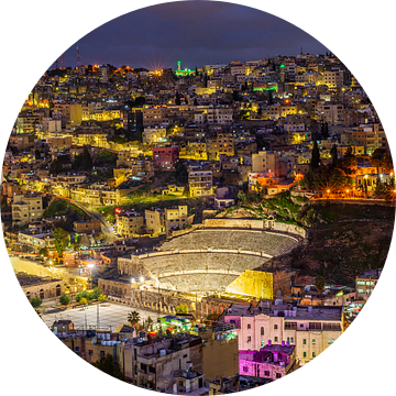 Romeins theater en skyline van Amman, Jordanië van Bert Beckers