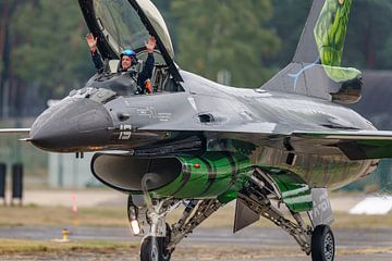 F-16 Demo piloot "Vrieske" in zijn Dream Viper. van Jaap van den Berg
