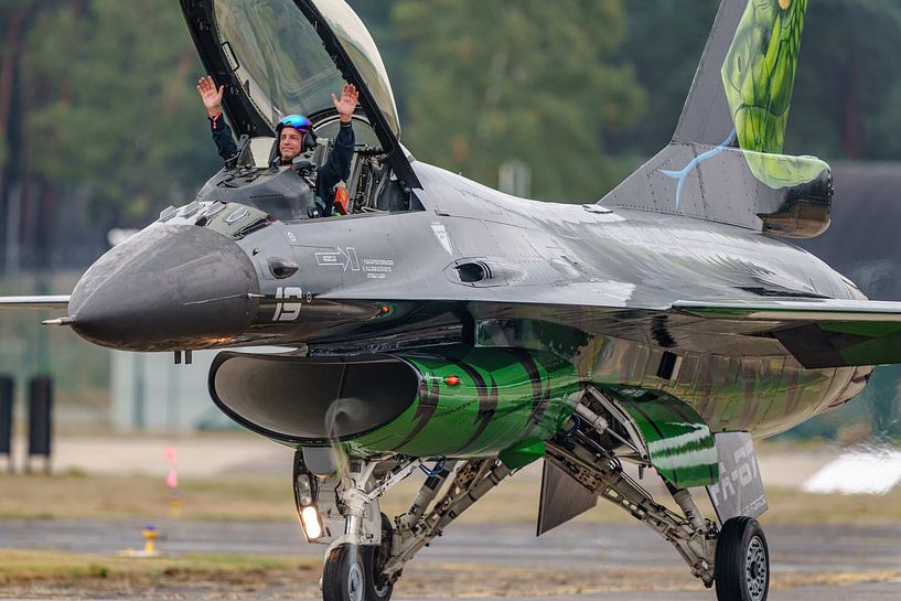 F-16 Demo piloot "Vrieske" in zijn Dream Viper. van Jaap van den Berg