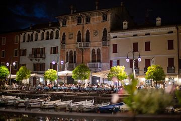 Nachtleven in de oude haven van Desenzano van t.ART