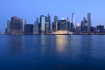 Lower Manhattan Skyline in New York voor zonsopkomst van Merijn van der Vliet