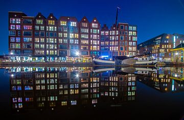 Turfmarkt met boot in Alkmaar van peterheinspictures