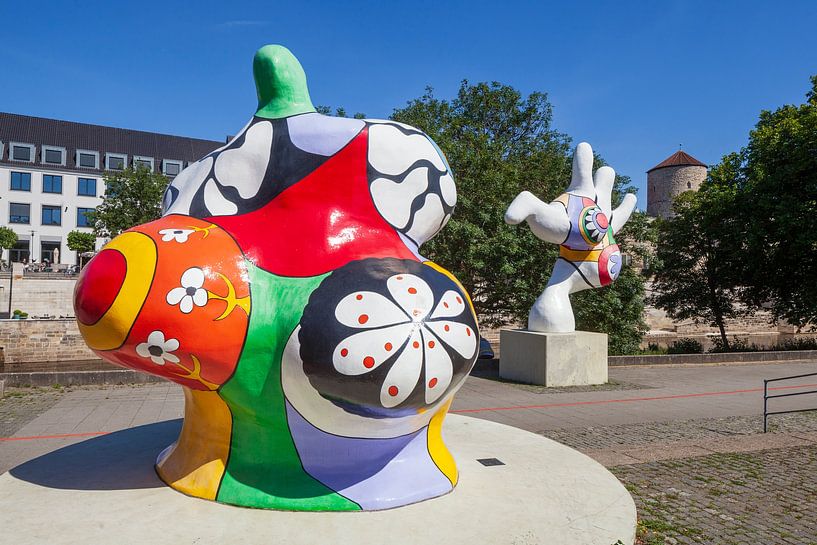 Nanas, Strassenkunst am Leineufer, dahinter Beginenturm, Hannover, Niedersachsen, Deutschland, Europ von Torsten Krüger