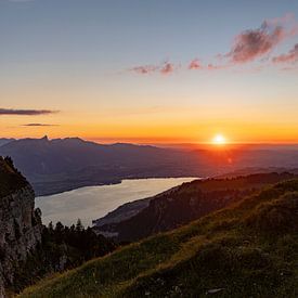 Zonsondergang over de Thunersee van Reinier Holster