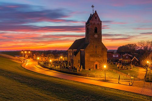 Zonsopkomst bij de Mariakerk in Wierum