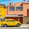 Vieux coléoptère VW jaune à Lima, Pérou. sur Ron van der Stappen