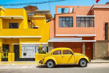 Oude gele VW kever in Lima, Peru.