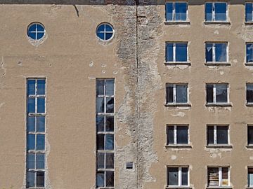 Alte Fassade mit vielen Fenstern von Katrin May