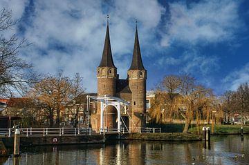 De Oostpoort in Delft in een schilderachtig decor van Gert van Santen