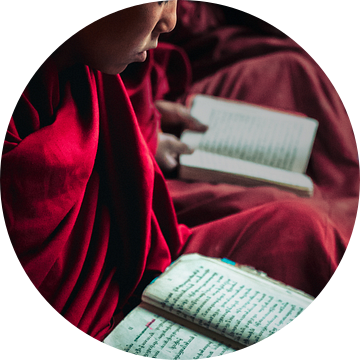 Jonge boeddhistische monnik die studeert van Edgar Bonnet-behar