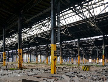 vervallen fabrieksgebouw van Heiko Kueverling