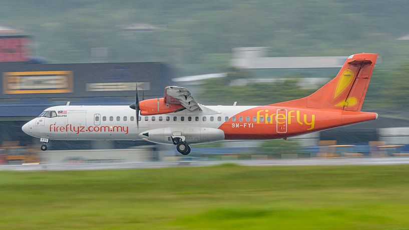Landende Firefly ATR 72-500 passagiersvliegtuig. van Jaap van den Berg