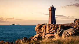 Leuchtturm an der Rosa-Granit-Küste der Bretagne von SR Blaauw