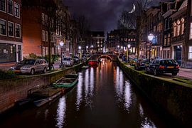 Stadsgezicht van Amsterdam bij nacht in Nederland van Eye on You