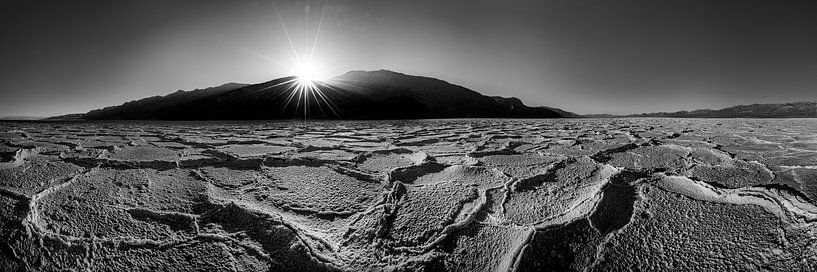 Lac salé dans la Vallée de la Mort USA en noir et blanc. par Manfred Voss, Photographie Noir et Blanc