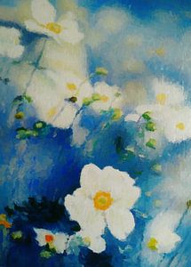 Weiße Blumen auf blauem Hintergrund