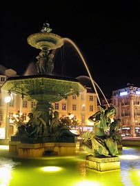 Rossio-plein, Lissabon, Portugal. Verlicht prachtig nachtzicht van de iconische fontein van SPJE ART